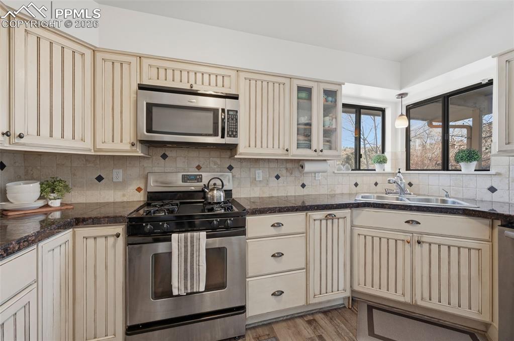 Image 14 of 42: Kitchen