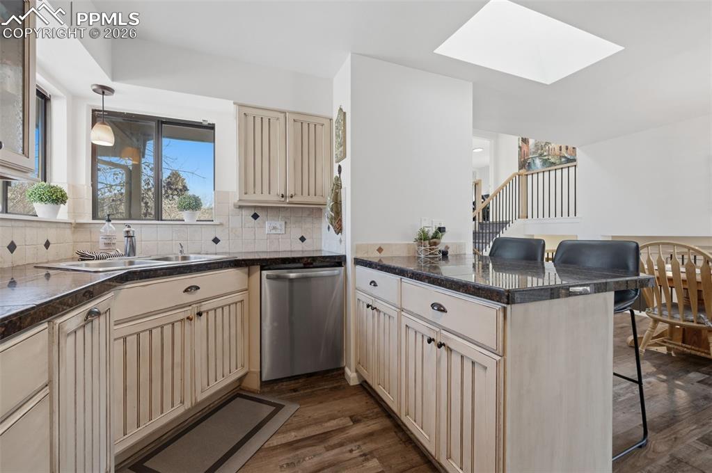 Image 15 of 42: Kitchen