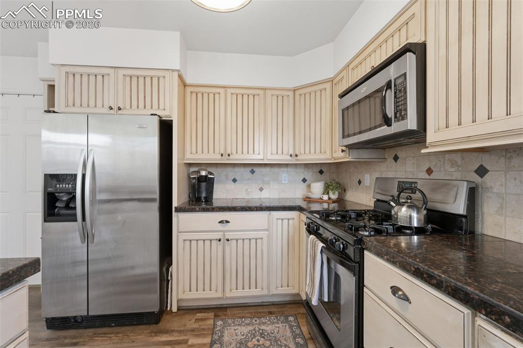 Image 16 of 42: Kitchen