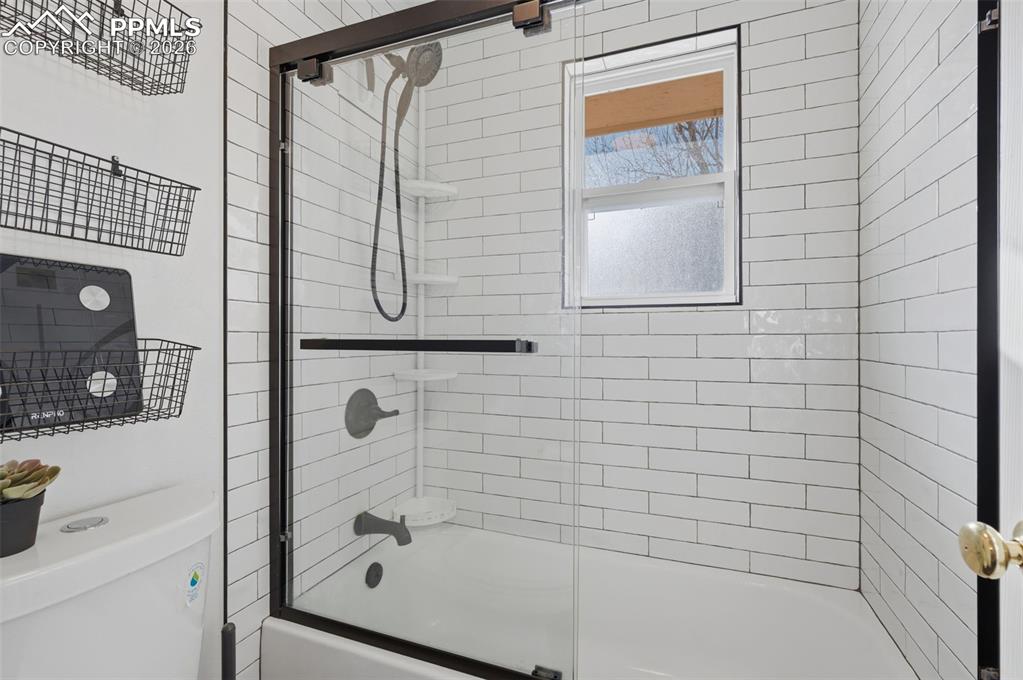 Image 31 of 42: Bathroom