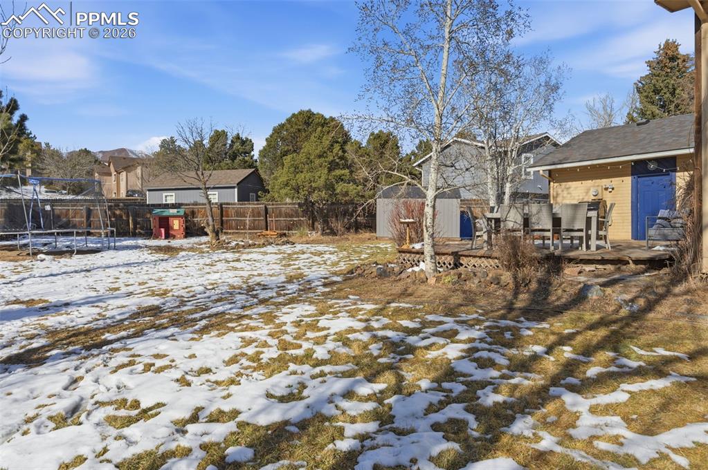 Image 41 of 42: Yard