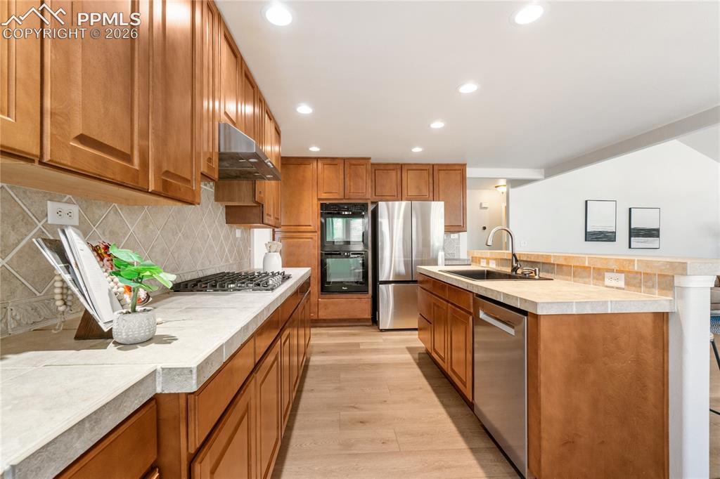 Image 11 of 40: Kitchen
