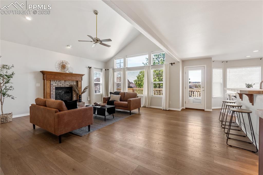 Image 14 of 40: Living Room