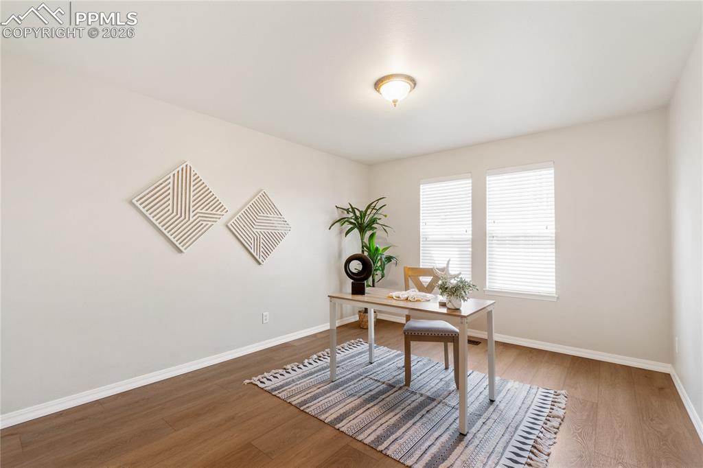 Image 18 of 40: Office