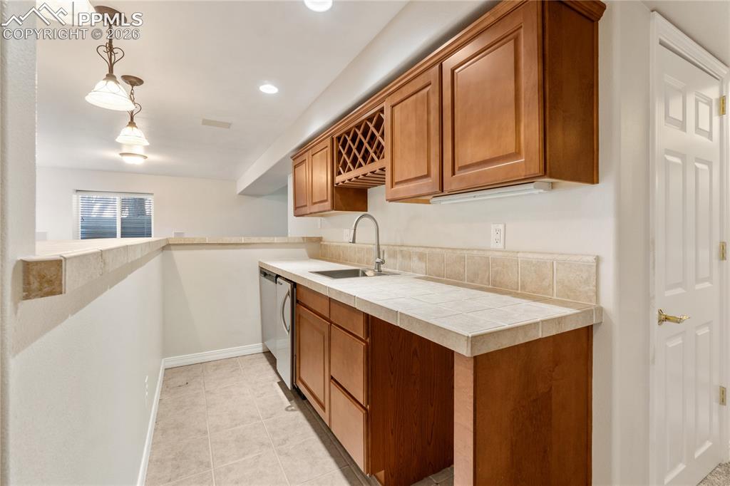 Image 31 of 40: Kitchen