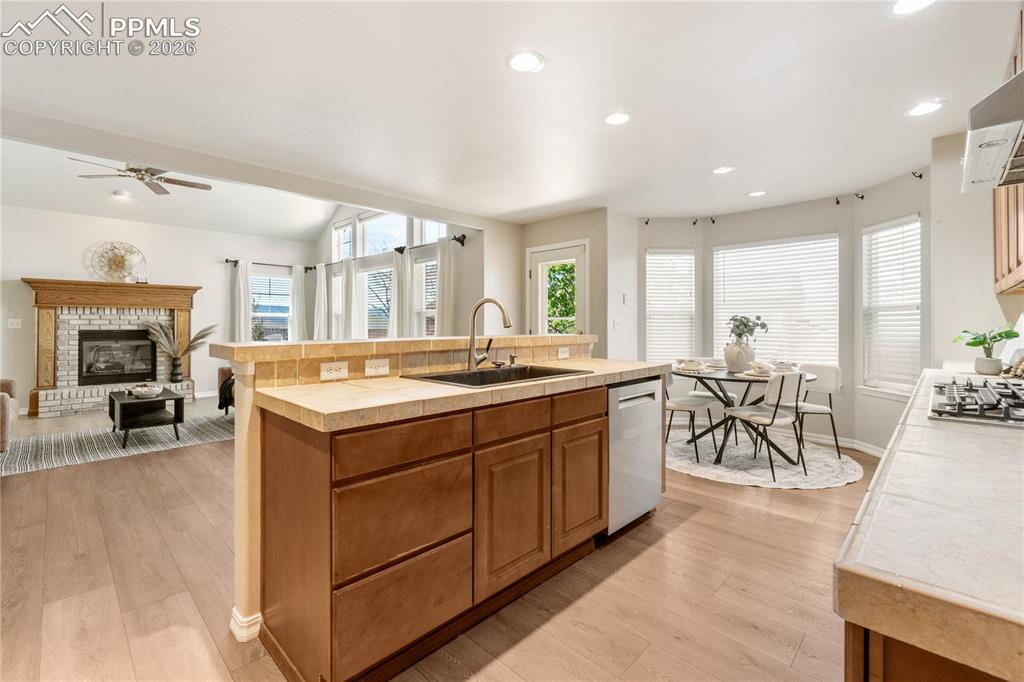 Image 8 of 40: Kitchen