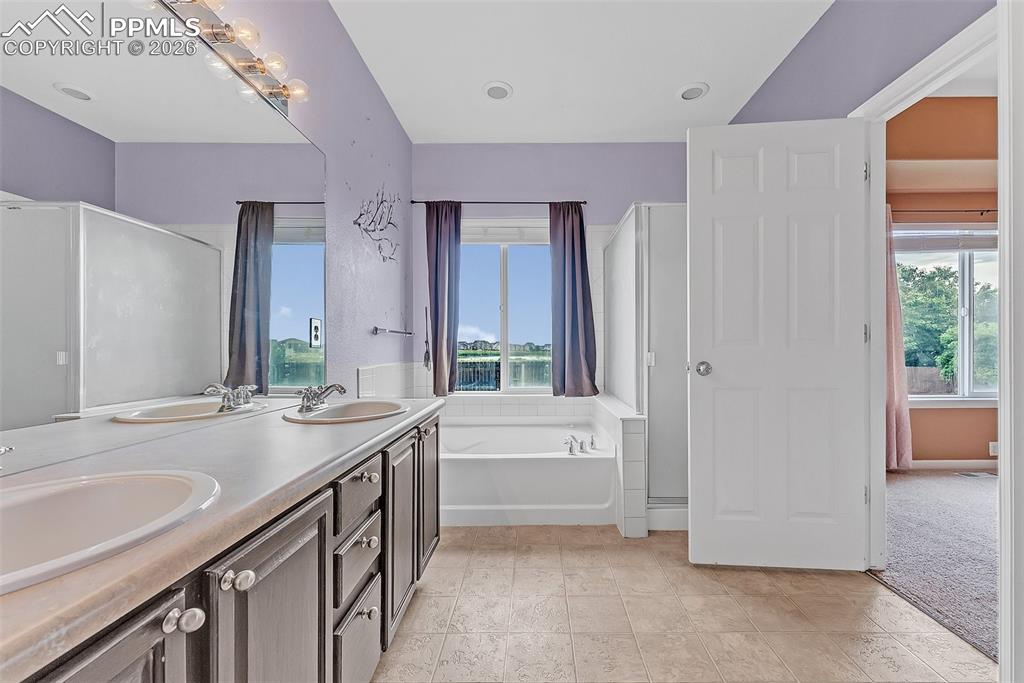 Image 18 of 39: Bathroom