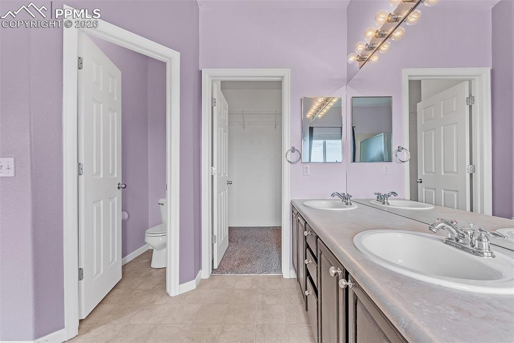 Image 19 of 39: Bathroom