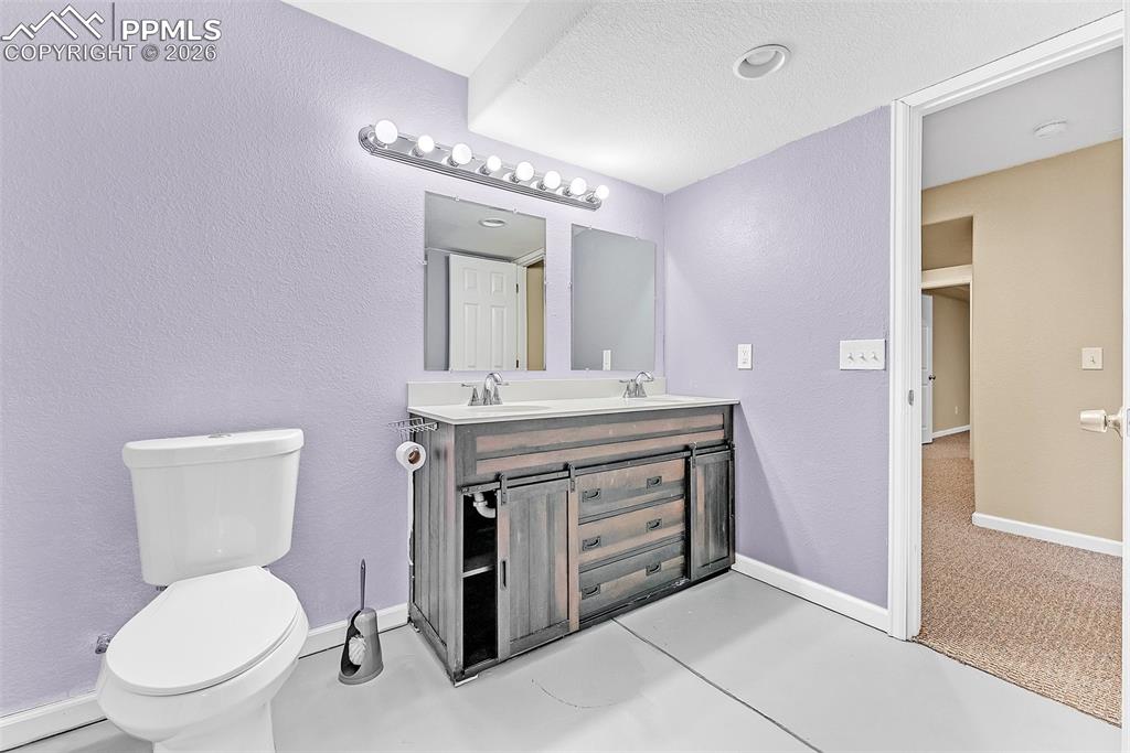 Image 35 of 39: Bathroom