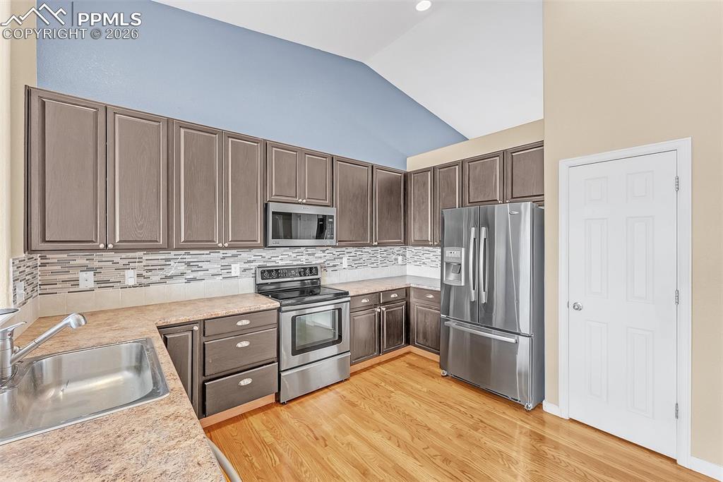 Image 9 of 39: Kitchen