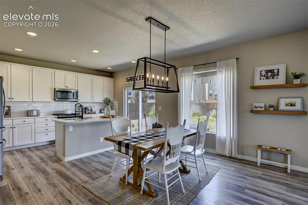 Image 16 of 50: Dining Area