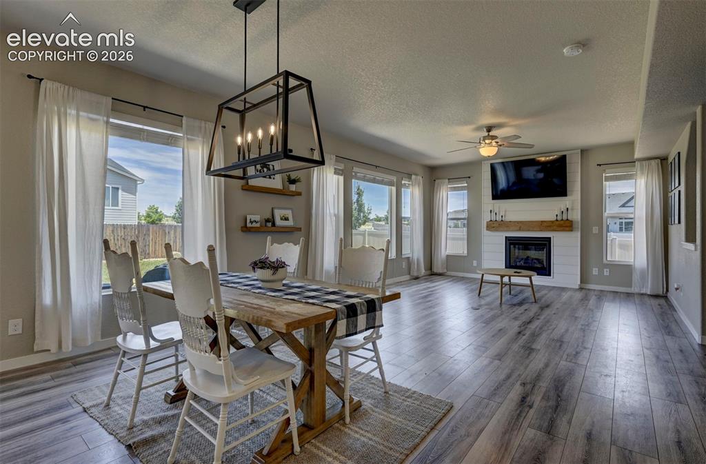 Image 17 of 50: Dining Area
