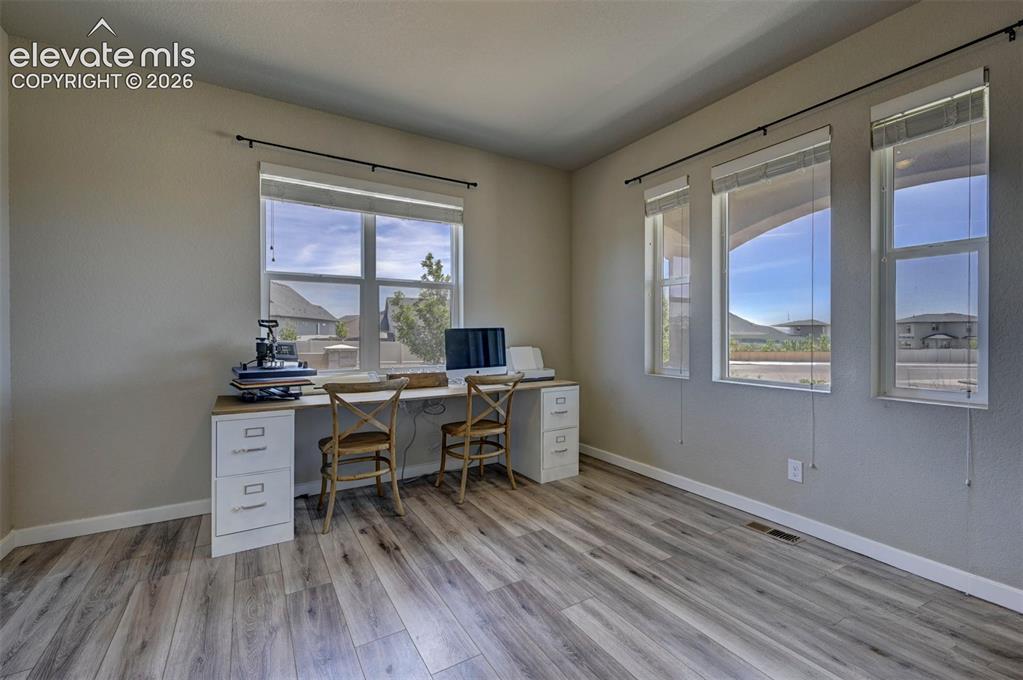 Image 8 of 50: Office