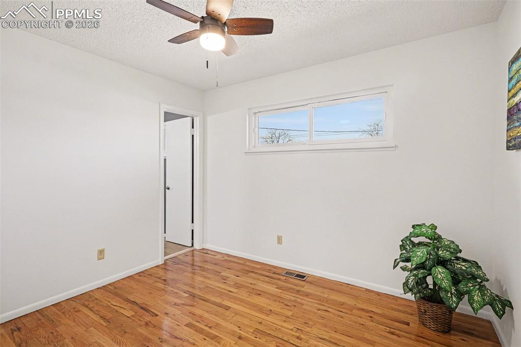 Image 15 of 21: Master features en-suite bathroom!