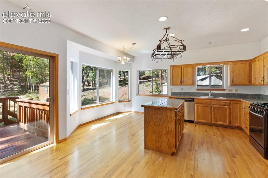 Image 16 of 49: Kitchen