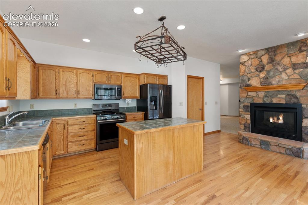 Image 18 of 49: Kitchen