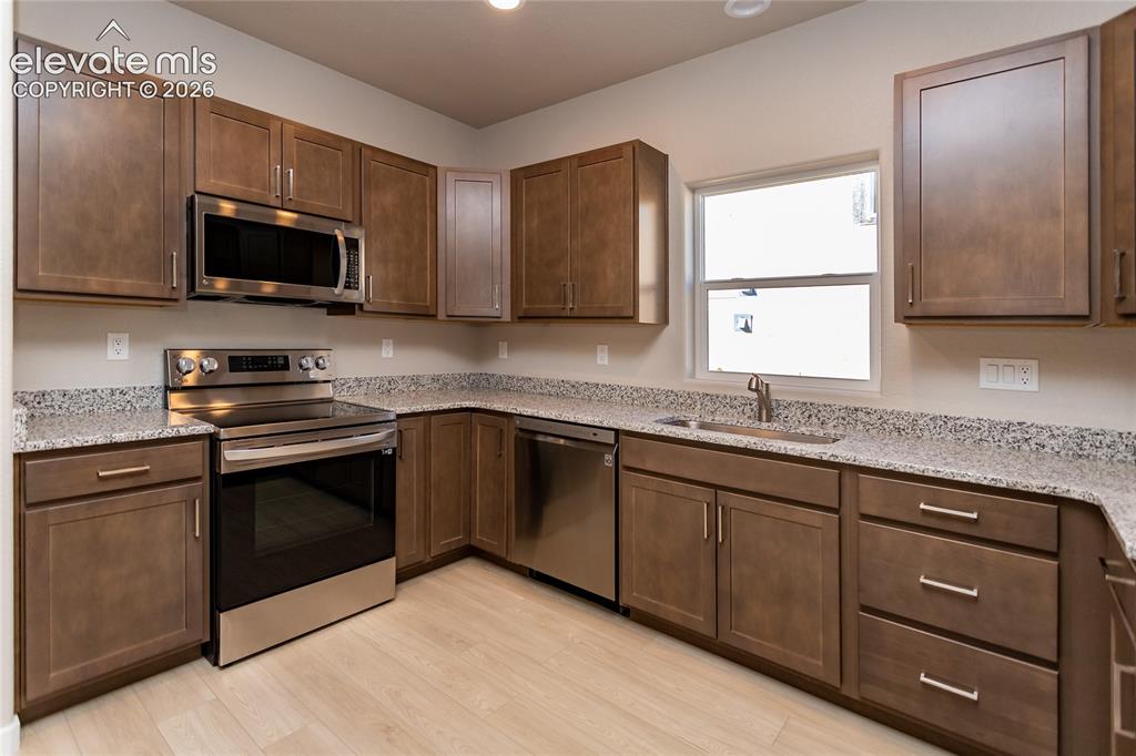 Image 10 of 25: Kitchen