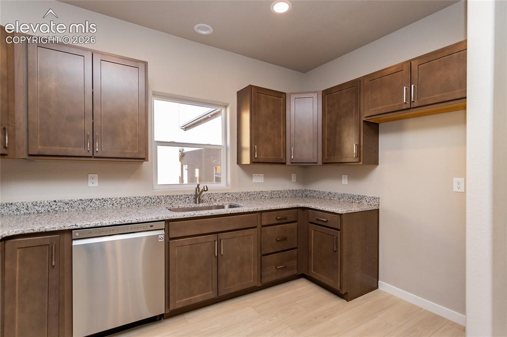 Image 11 of 25: Kitchen