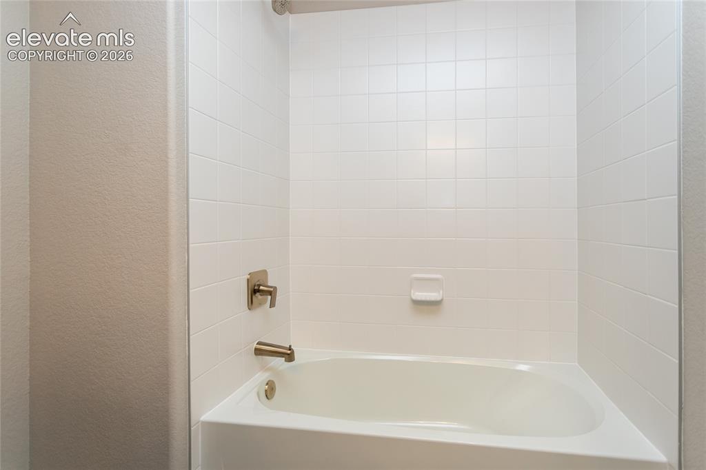 Image 18 of 25: Bathroom
