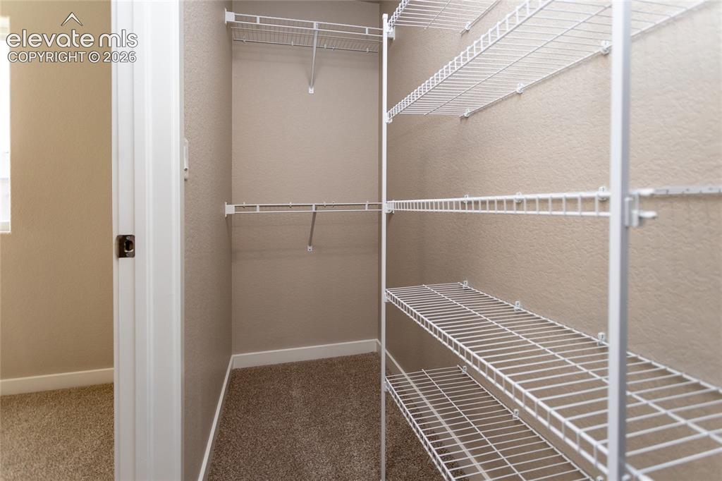 Image 21 of 25: Closet