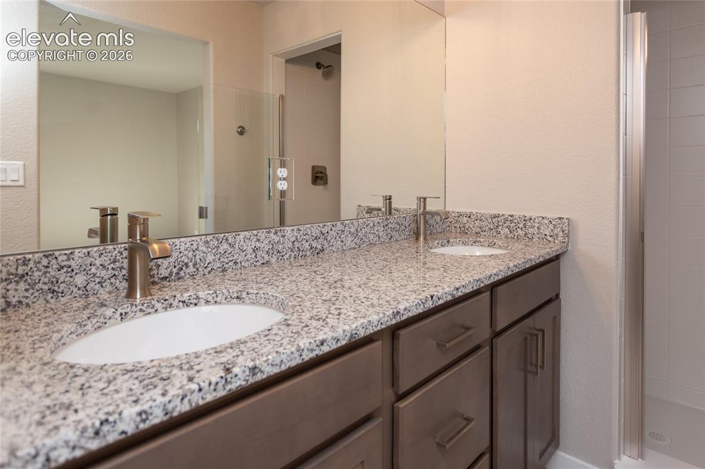 Image 23 of 25: Bathroom