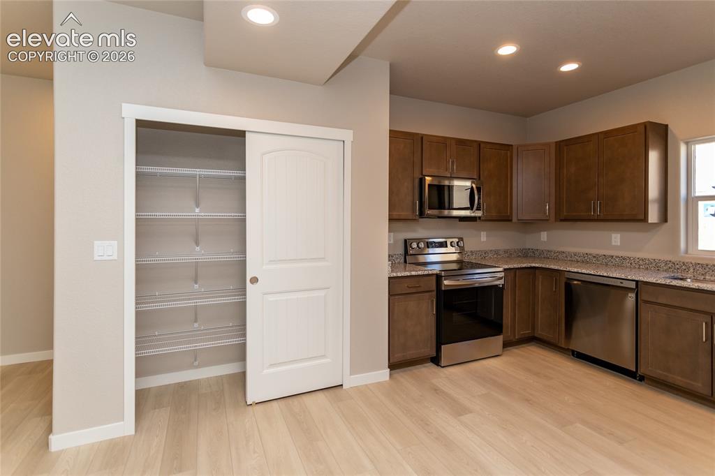 Image 6 of 25: Kitchen