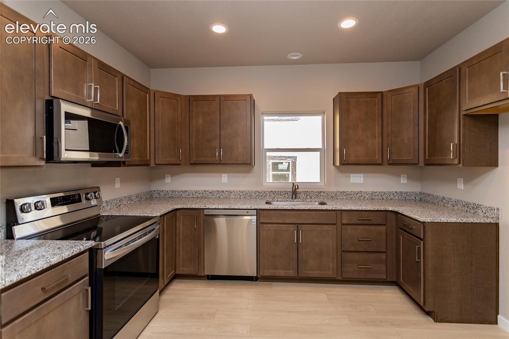 Image 7 of 25: Kitchen