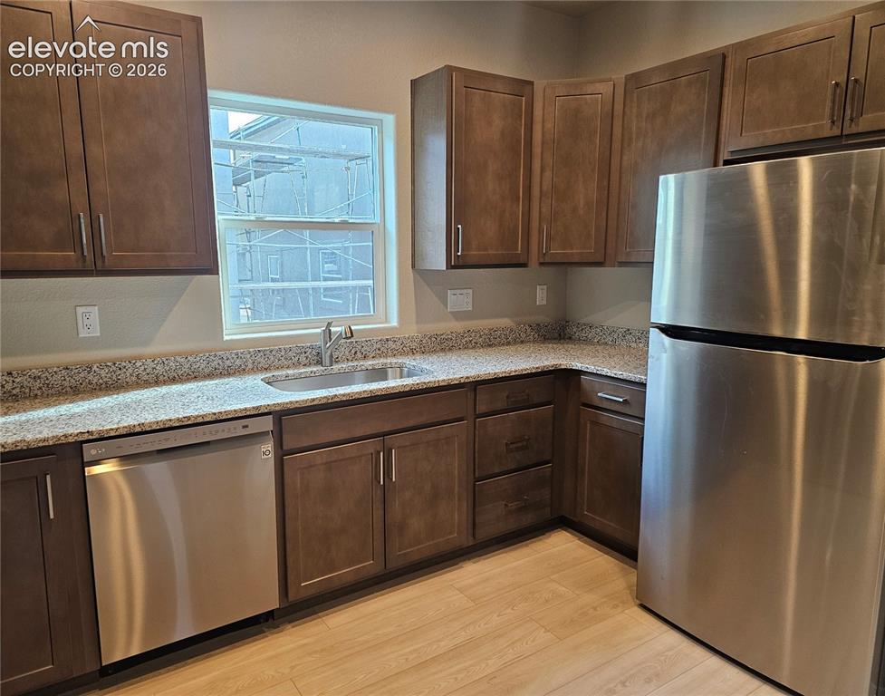 Image 9 of 25: Kitchen