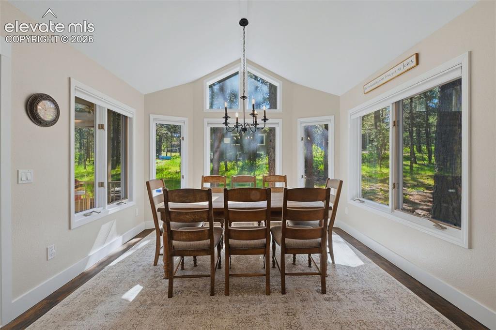 Image 12 of 34: Dining Area