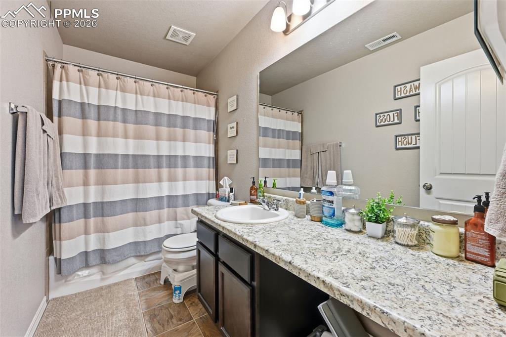 Image 16 of 30: Bathroom