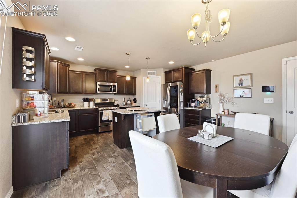 Image 20 of 30: Dining Area