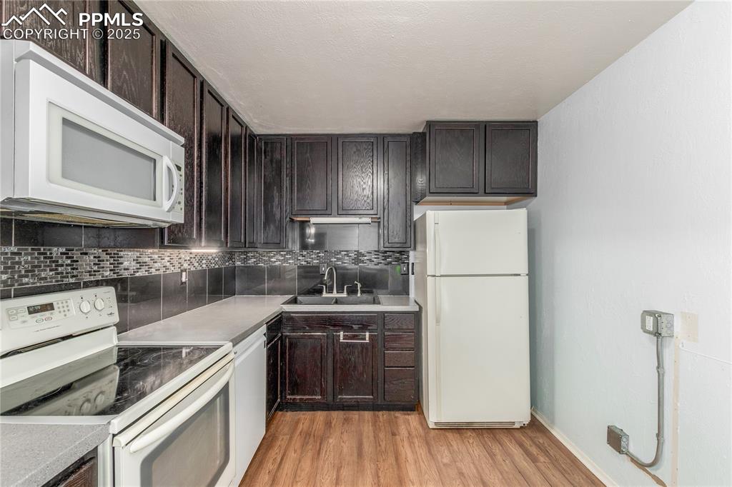 Image 11 of 27: Kitchen