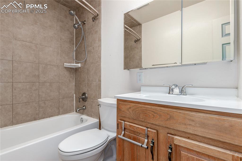 Image 14 of 27: Bathroom