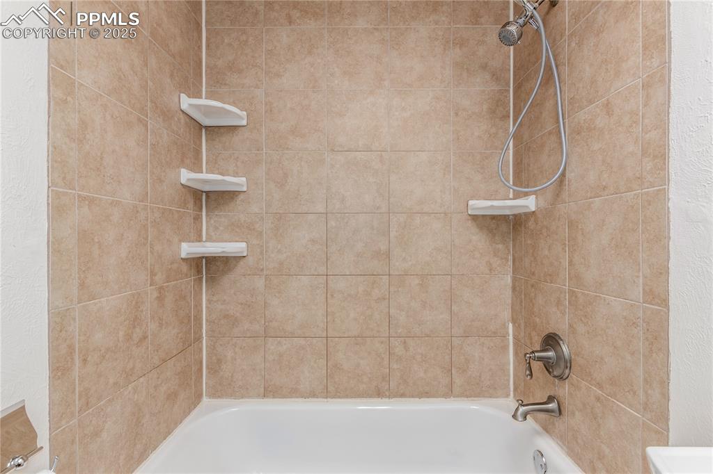 Image 15 of 27: Bathroom