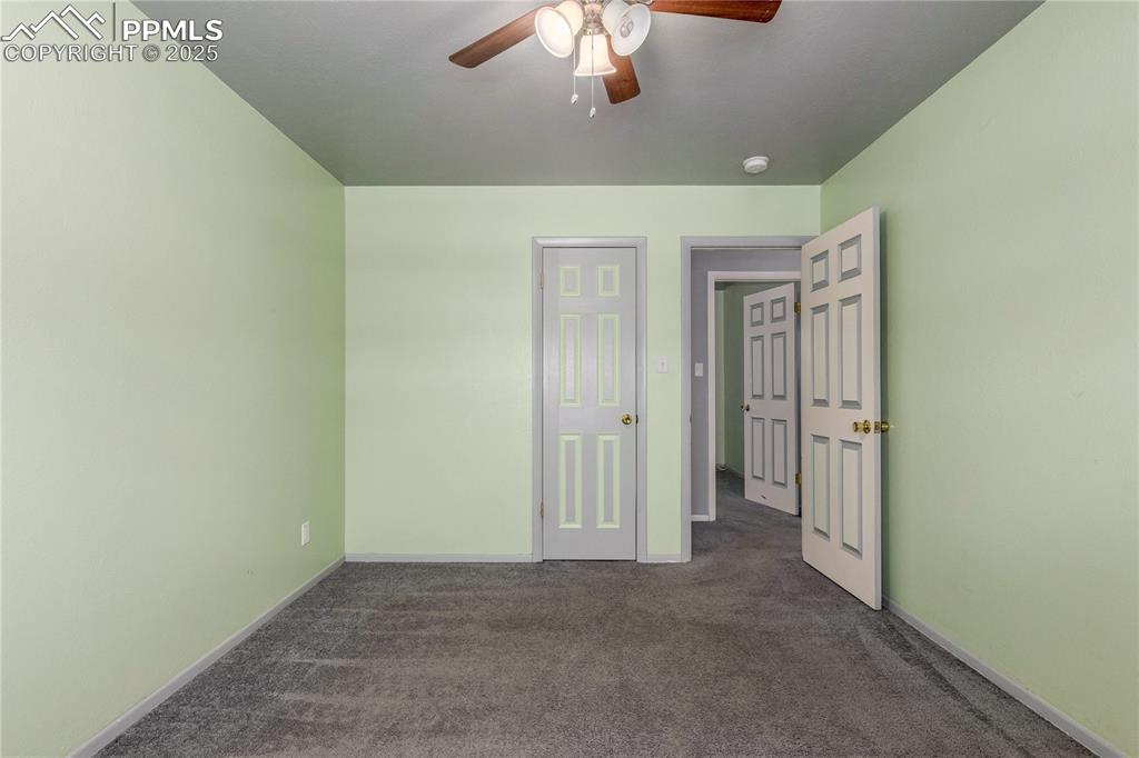 Image 19 of 27: Bedroom