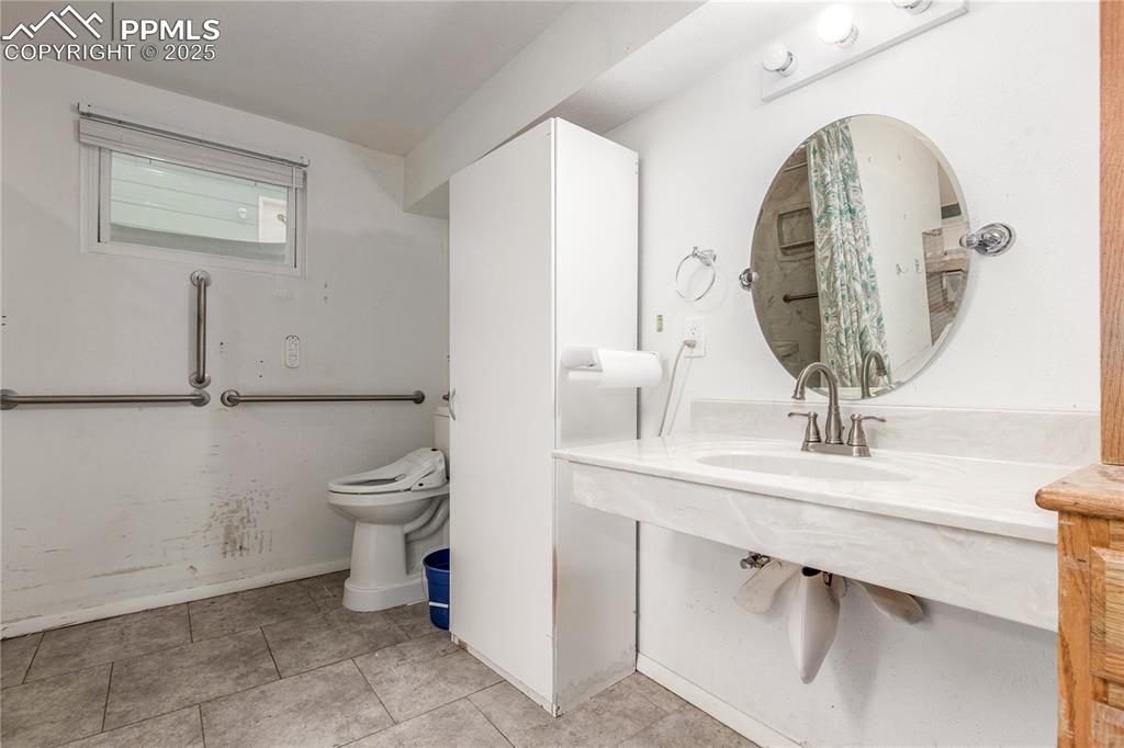 Image 20 of 27: Bathroom