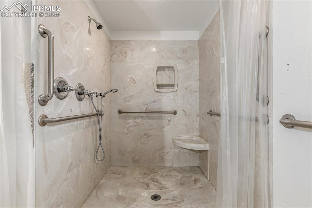 Image 21 of 27: Bathroom