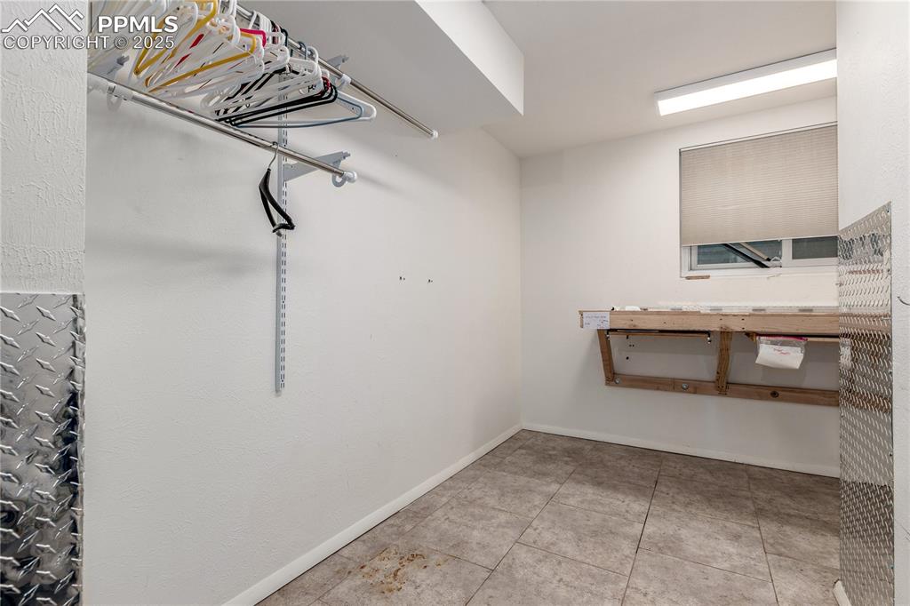 Image 22 of 27: Closet