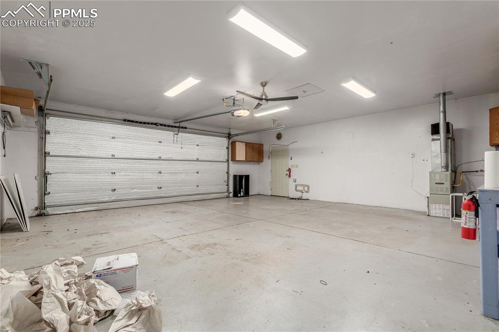 Image 24 of 27: Garage