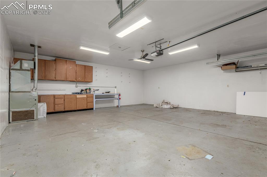 Image 25 of 27: Garage