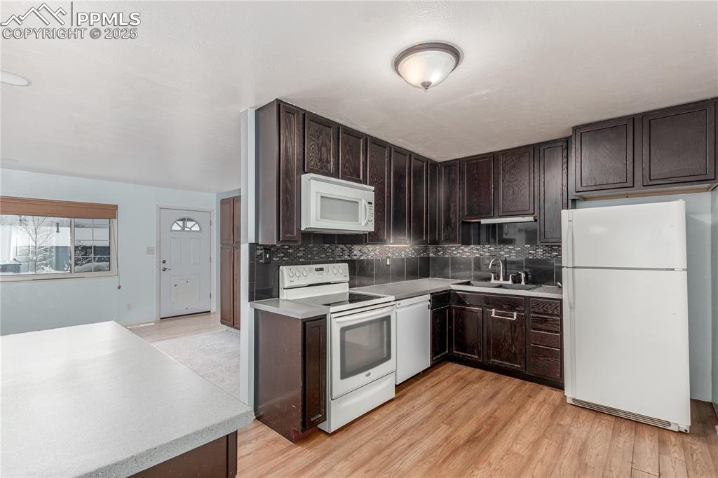 Image 9 of 27: Kitchen