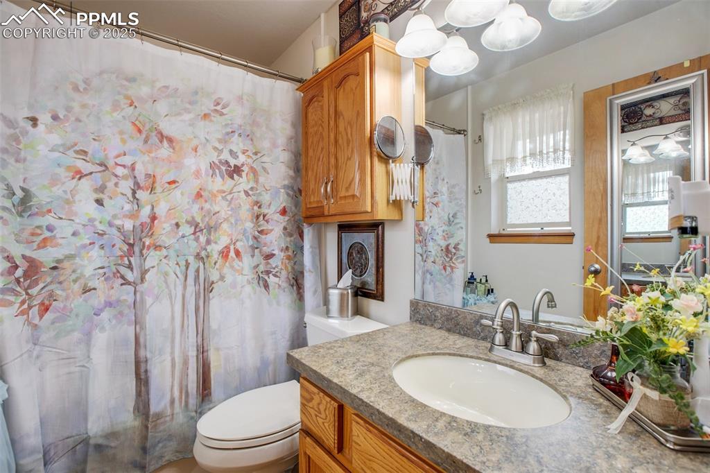 Image 16 of 25: Full Bath 