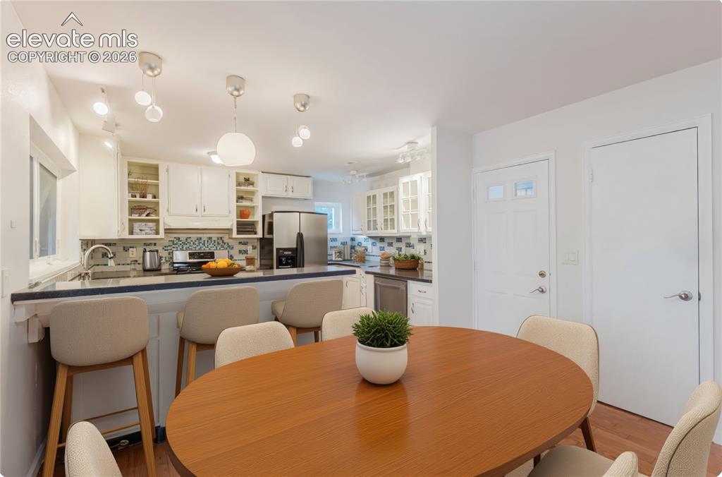 Image 10 of 50: Dining Area