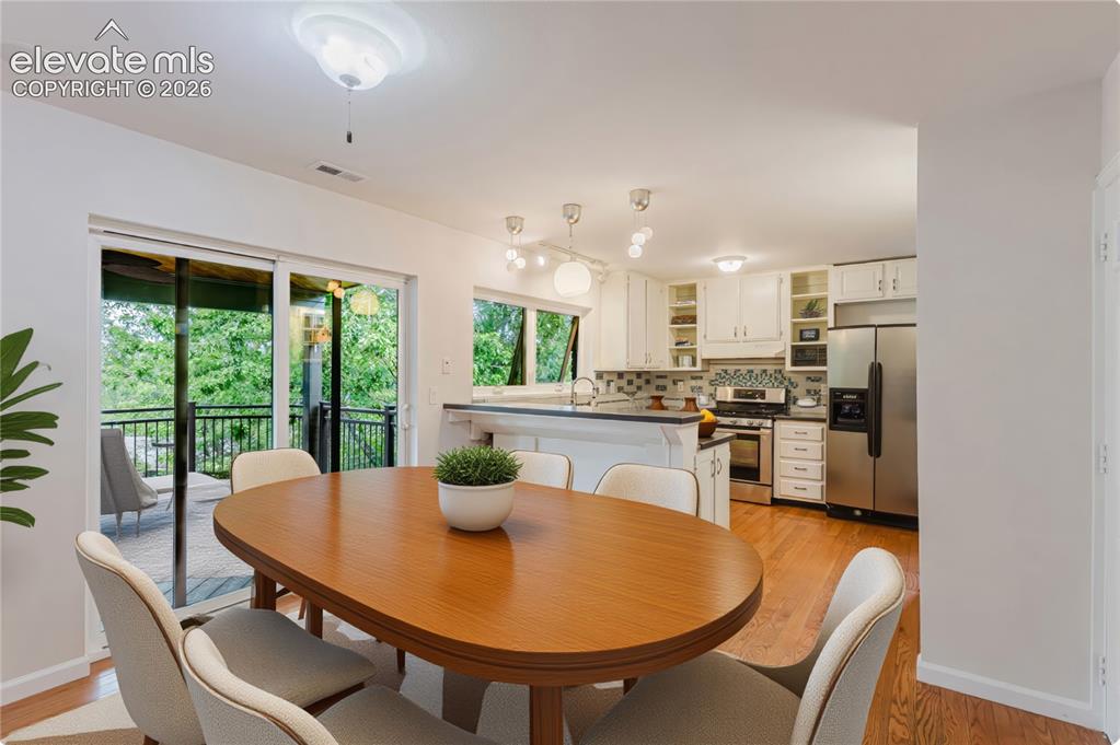 Image 11 of 50: Dining Area