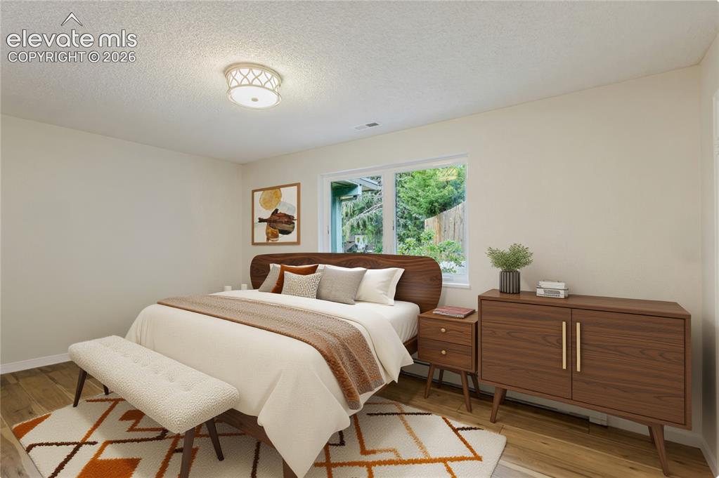 Image 12 of 50: Bedroom
