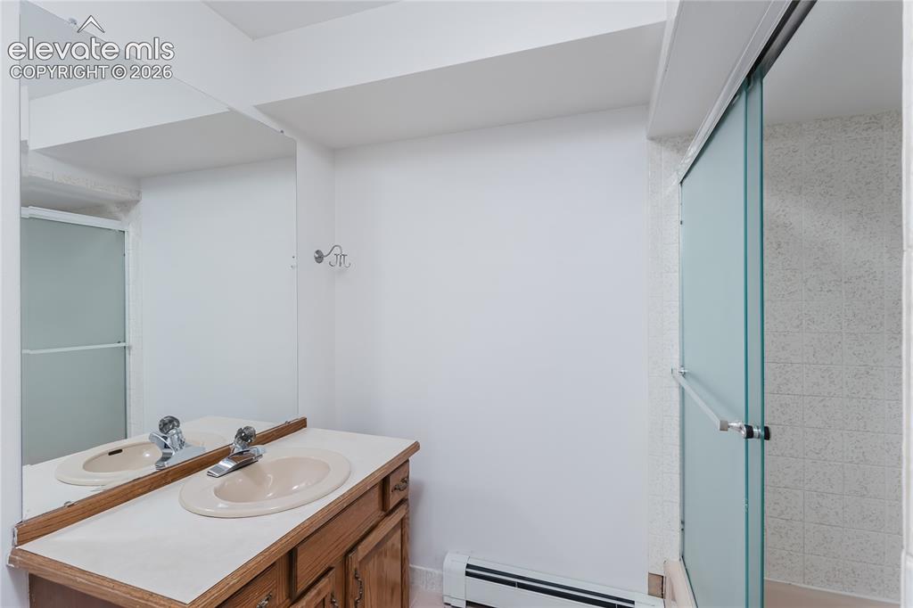 Image 18 of 50: Bathroom