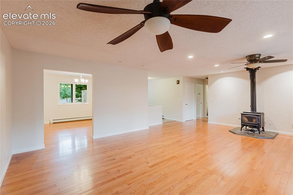 Image 8 of 50: Living Room