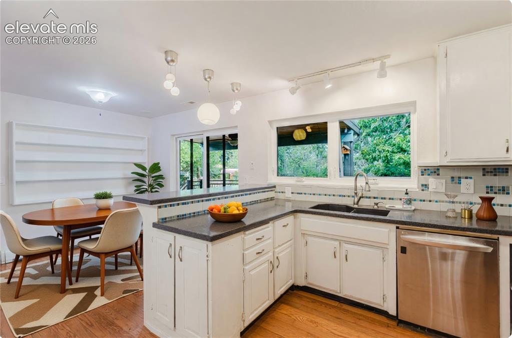 Image 9 of 50: Kitchen