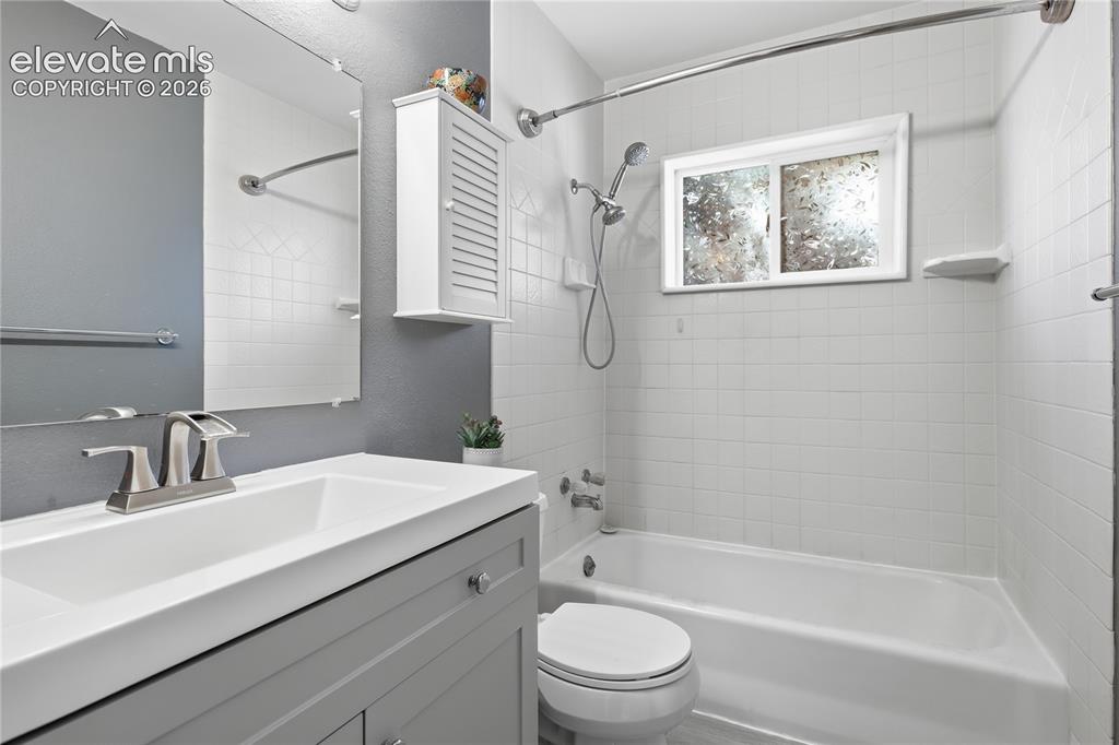 Image 13 of 24: Bathroom