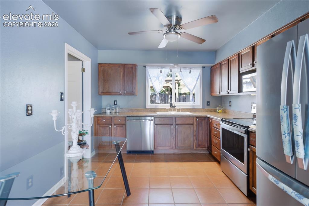 Image 8 of 24: STAINLESS STEEL APPLIANCES, FILTERED DRINKING WATER AND AMPLE CABINETRY